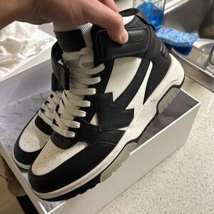 Out of office mid top. Black & white